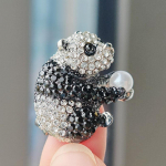 Populaarne kuumalt m&uuml;&uuml;dav kivisulamist korsaaž, multifilm Panda t&auml;isteemantn&otilde;elad, prossid, naiste r&otilde;ivaste hulgim&uuml;&uuml;k