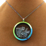 Pierres et Min&eacute;raux. Collier Aigue-Marine brut. Mod&egrave;le multicolore.