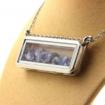 Pierres et Min&eacute;raux. Collier Benitoite brut. Mod&egrave;le rectangle.