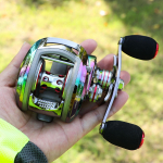 Baitcasting p&uuml;&uuml;girull 13BB v&auml;rviline magnetpidur + tsentrifugaalpiduriga karpkalap&uuml;&uuml;gi rull Left handle