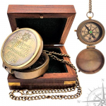 Merekompass Mitte k&otilde;ik need, kes ekslevad, pole eksinud. Luuletus, graveeritud massiiv messingist navigatsioonikompass puidust kastiga