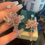 Lootose k&otilde;rvar&otilde;ngad, punased lilled, v&auml;rviline tsirkoon, rasket&ouml;&ouml;stuse kerged luksuslikud ehted, isikup&auml;rastatud trend punane