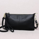 Kuum m&uuml;&uuml;k, esimene kiht veisenahast, pehmest nahast &uuml;mbrikuga vahetuskott, &uuml;ks &otilde;la ristkehaga sidurikott