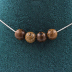 Pierres et Min&eacute;raux. Collier 4 perles Bois 8 mm. Chaine en acier inoxydable Collier femmes, hommes. Taille personnalisable.