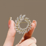 Uus Rhinestone'i kampsuni klamber klambriga, sulamist keebipandlaga, kraeklambriga, salliklambriga, Euroopa ja Ameerika v&ouml;&ouml;koha klambriga, fikseeritud pross kuld