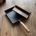 2 tk mittenakkuvat ruudukujulist malmpanni paks, &uuml;htlaselt kuumenev, vastupidav Jaapani stiilis munapannkookide pann t&auml;iuslike omlettide ja kreppide jaoks 2-piece set (frying pan + wooden lid)