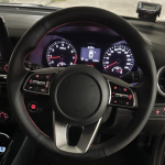 K&auml;sitsi &otilde;mmeldud must nahast autojuhtimiskangi kate Kia K5 Optima 2018 Sportage 3 Forte Ceed Cee'd jaoks Black Thread