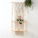 K&auml;sitsi valmistatud makramee seinariiul Boho siseruumides k&ouml;iehoidja, 44x90cm Log color plank beige