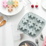 Silikoonist loominguline j&auml;&auml;resti vorm mikrolaineahjus k&uuml;psetus&scaron;okolaadi pusle kuju k&uuml;psiste t&ouml;&ouml;riistade valmistamiseks sinine