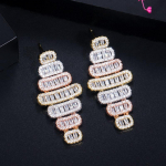 WWJ tippkvaliteediga kolmev&auml;rvilised kuldsed kuubikud tsirkooniumoksiidist k&otilde;rvar&otilde;ngad mitmev&auml;rviline