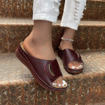 Naiste kiilkontsaga vabaaja &uuml;mmarguse peaga liitpandlaga nahast perforeeritud &uuml;herealised sandaalid 35 must