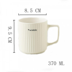 Vertikaalsete triipudega kruus kohvitass lihtsa &uuml;hev&auml;rvilise keraamikaga Kuumakindel kuuma vee jaoks piim kohv tee hommikus&ouml;&ouml;gikingitus joogin&otilde;ud kreemikas