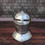 Keskaegne terasest suletud kiiver, puidust alusega, r&uuml;&uuml;tli relvastatud kiiver