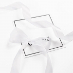 Ilusad pooll&auml;bipaistvad &scaron;ifoonpaelad 2,5 cm laiused isetehtud k&auml;sit&ouml;&ouml; lipsus&otilde;lme festivali kinkekarbis pakkimispaelad 18 meters helelilla v&auml;rv