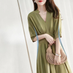 Bambusest kuju j&auml;ljendava suvise V-kaelusega l&uuml;hikeste varrukatega v&ouml;&ouml;kohta ja &otilde;lgu r&otilde;hutava kleidi imitatsioon naistele 2XL roheline