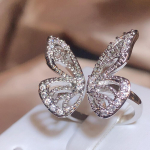 Suurep&auml;rane s&otilde;rmus naistele liblikakujulise s&otilde;rmuse ehteid. Kvaliteetne liblikakujuline s&otilde;rmus, aastap&auml;eva kingitus, reguleeritava avausega s&otilde;rmus. Resizable valge