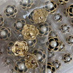 Ilus lille k&auml;epideme nupp loominguline kameelia metallist n&ouml;&ouml;p v&auml;ike l&otilde;hn elegantne p&auml;rlmetallist kasukas nupp 18mm must