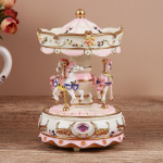 Karussellmuusikakast esitleb dekoratiivset p&ouml;&ouml;rlevat hobusekujukest lauapealset kaunistust muusikalile