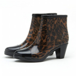 Naiste vihmasaapad Veekindlad PVC-plastikust kingad Mood K&otilde;rged kontsad Pahkluusaapad Keskmise kontsaga T&otilde;mblukuga Kummikud Libisemiskindlad Vade &Uuml;lekingad 40 leopard