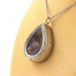 Pierres et Min&eacute;raux. Collier Tourmaline multicolore brut. Mod&egrave;le goutte. mitmev&auml;rviline