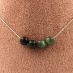 Pierres et Min&eacute;raux. Collier 4 perles Seraphinite de Russie 8 mm Chaine en acier inoxydable Collier femmes, hommes. Taille personna