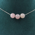 Pierres et Min&eacute;raux. Collier 3 perles Quartz rose de Madagascar 8 mm Chaine en acier Collier femmes, hommes. Taille personnalisable.