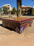 K&auml;sitsi valmistatud v&auml;rviline puidust Chowki: Reljeefne lilleline India taburet 18&rdquo; X 9&rdquo; X 24&rdquo; (l x w x h)