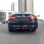 18-22 Toyota Camry 8. p&otilde;lvkonna Sportlik Tagumine Difuusor Navigatsioonituledega Glossy Black