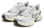 Nike V2K Run Summit White Metallic Silver Naiste FD0736-100 41 gray