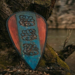 Viiking Normani tuulelohe kilp nikerdatud keskaegse puidust s&otilde;dalase kilbiga, viikingikilp, keskaegne raudr&uuml;&uuml;, iidsed raudr&uuml;&uuml;d, kaubad, viikingi kingitused