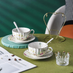 Lihtne ja v&auml;rske lilleline kohvitass ja taldrik Kaheosaline komplekt peenest keraamilisest tassist veetass Lilletee tass piimatass