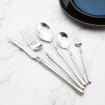 Kuldne s&ouml;&ouml;giriistade komplekt Luksuslikud s&ouml;&ouml;giriistad 18/10 terasest komplektid Kvaliteetsed lauan&otilde;ud Noad Kahvlid Lusikad Teelusikad Koogikahvlid s&ouml;&ouml;giriistad 5pcs h&otilde;be