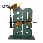 2025. aasta klassi l&otilde;pulauasilt Keskkooli kolledži l&otilde;petajate bakalaureuse&otilde;ppe k&uuml;bara puidust silt alusega Kodu l&otilde;putseremoonia peokaunistus