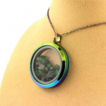 Pierres et Min&eacute;raux. Collier Grenat Tsavorite brut. Mod&egrave;le multicolore.