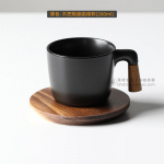 Loov puidust k&auml;epidemega keraamiline kohvitass alustassiga p&auml;rastl&otilde;unase tee jaoks, musta tee tass puidust alusega, matt must