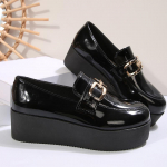 Moodsad mustad paksude kiiludega mokassiin kingad naistele Moodsad metallketiga slip-on platvormkingad Naiste suured lakknahast kingad 43 36 must