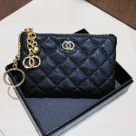 Esimene kiht veisenahast v&auml;ike l&otilde;hnava tuule stiilis vahetatav kott, kaarditasku, kaviari-mini nahast lukuga v&auml;ike rahakott, ripatsiga v&otilde;tmekott. 14*1*9cm must