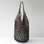 K&auml;sitsi kootud puidust helmestega kott nahast lapiteki ja boho-&scaron;iki detailidega kott-tote naistele avatud &uuml;laosaga crossbody &otilde;lakott Brown white