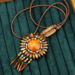 Etnilises stiilis Nepali ehted, nahast kaelakee, eksootiline disain, k&auml;sitsi kootud vintage B&ouml;&ouml;mi esemed