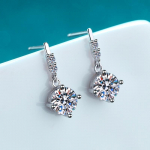 925 Sterling h&otilde;bek&otilde;rvar&otilde;ngad, neli k&uuml;&uuml;nega v&otilde;rku, punane mudel 1 Caratson Stone Ear Ear A pair of 1 carat