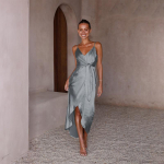 Naiste Design Sense seljata spagetirihm, soliidne anklipikkusega kleit V-kaelusega k&otilde;rge v&ouml;&ouml;kohaga M must