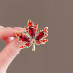 Punase vahtralehe kujuga prossid Naiste riided Mantel Ehted Aksessuaarid Kingitused 1pc punane