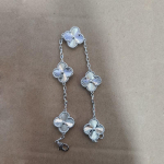 Boutique Neljak&auml;pa Ristikheina Viie &Otilde;iega K&auml;ev&otilde;ru 18K Kerge Luksus Ins Disain Mood Peen Mitmek&uuml;lgne Meeste ja Naiste Mudelid K&auml;ev&otilde;ru Boutique Bracelet