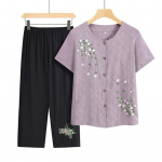 &Otilde;ie mustriga kaheosaline komplekt eakatele naistele. Vabaaja n&ouml;&ouml;bitav l&uuml;hikeste varrukatega top ja p&uuml;kste komplekt. Suvine vanaema ema riietus. XL