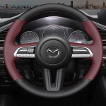 K&auml;sitsi &otilde;mmeldud libisemiskindel veinipunane must ehtsast nahast auto roolikattekate Mazda CX-30 CX30 2020-2023 Mazda 3 Axela 2021 jaoks