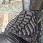 3D mootorratta istmepadja mootorratta kate Universaalne mugav &otilde;hk-vastupidav polster must