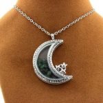 Pierres et Min&eacute;raux. Collier Grenat Tsavorite brut. Mod&egrave;le Lune.