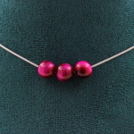 Pierres et Min&eacute;raux. Collier 3 perles Oeil de Tigre fuschia 8 mm. Chaine en acier Collier femmes, hommes. Taille personnalisable. s&auml;rav roosa v&auml;rv
