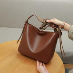 Bucket Bag S&uuml;gis- ja Talvine Uus Crossbody Naiste kott Ehtsast nahast Suure mahutavusega Kvaliteetne pendeldamise kott Mitmek&uuml;lgne