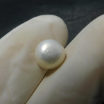 Naturaalne Valge P&auml;rl 2,45 ct SERTIFITSEERITUD Mabe L&otilde;una-Vaikse Ookeani &Uuml;mmargune L&otilde;ige Lahtine Kivi 7.7 mm approx valge